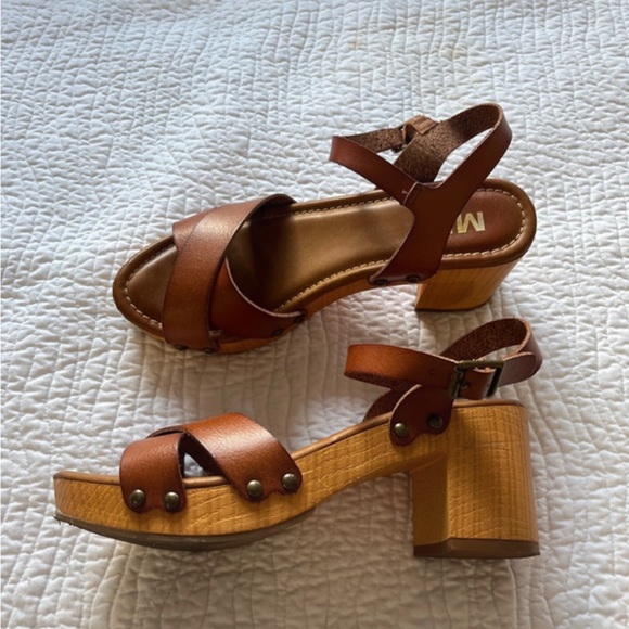 Elegant Brown Platform Sandals - Picture 2 of 5